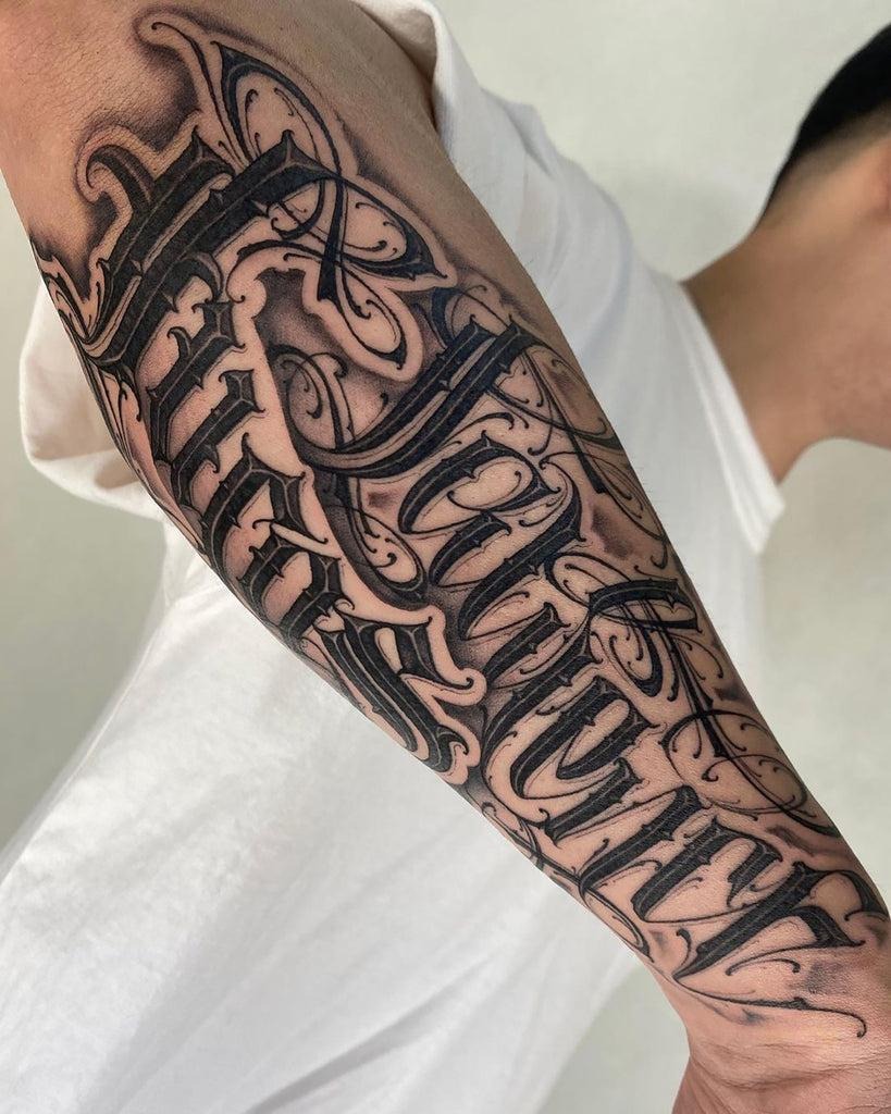 Tatuagem de lettering ornamentado no antebraço